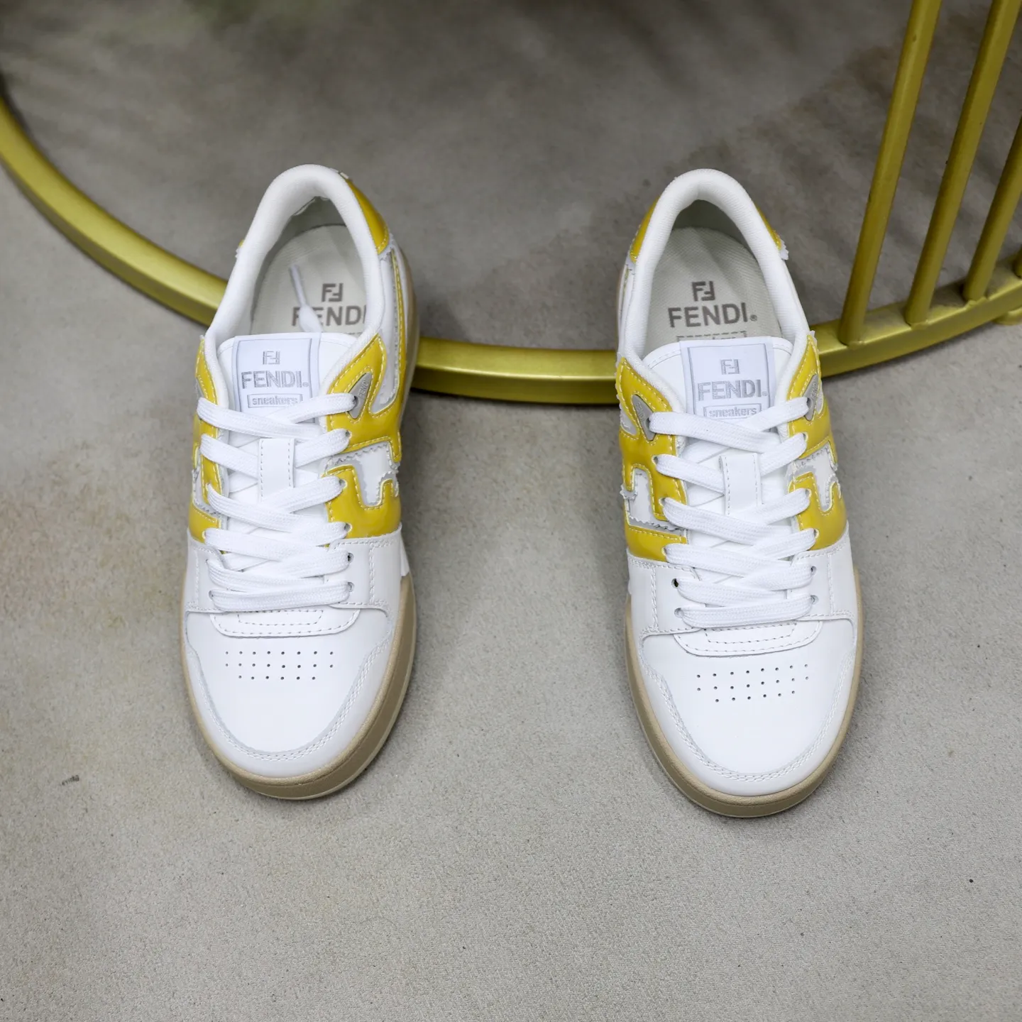 Ex-factory price: 640🔥Couple model (top original order) Brand: FENDI Size: 35-44 (customized for men 38 and 45) Grade: original order quality High version Material: Imported original cowhide stitching ➕ High-quality and comfortable lining Original TPU lightweight anti-slip outsole Style category: Travel fashion casual shoes Versatile trend